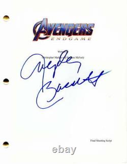 Angela Bassett a signé un autographe du script du film Avengers Endgame Black Panther