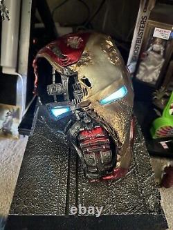 Statue du casque endommagé de Iron Man du Royaume des Bêtes Avengers Endgame