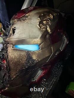 Statue du casque endommagé de Iron Man du Royaume des Bêtes Avengers Endgame